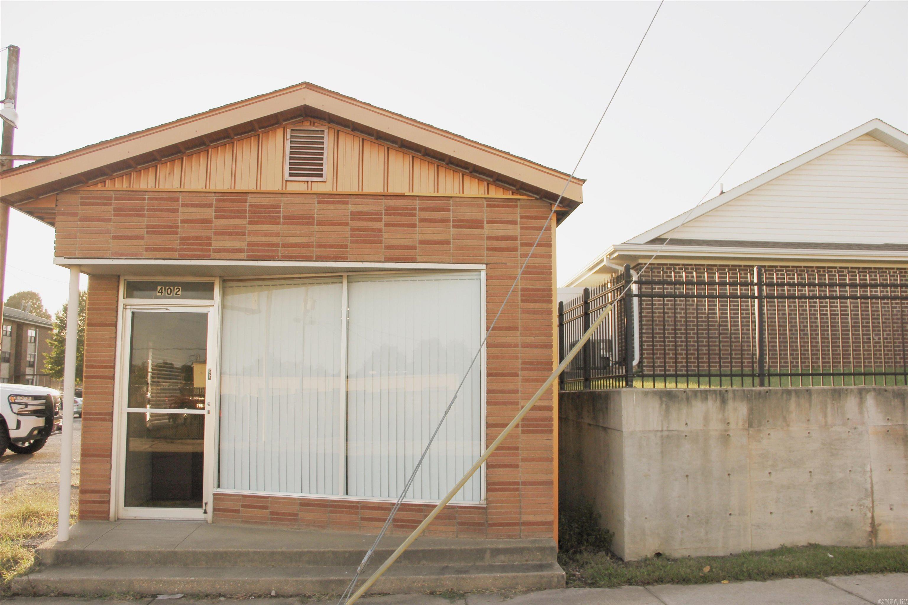 This is a small building in downtown Paragould that is currently used as an office. This space would be perfect for any type of small office or retail space.