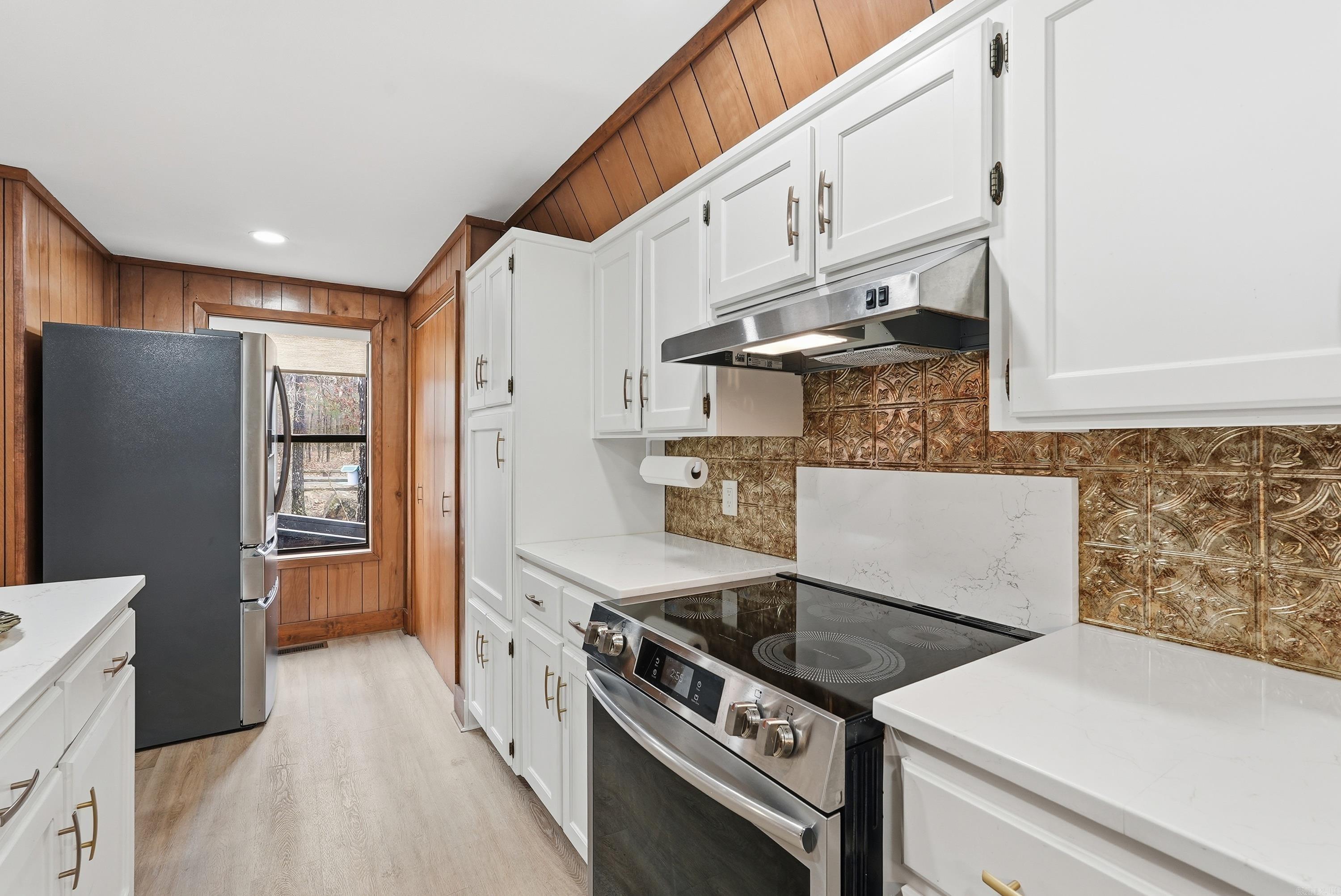 SKYPOINT ESTATES - LAKE - Residential