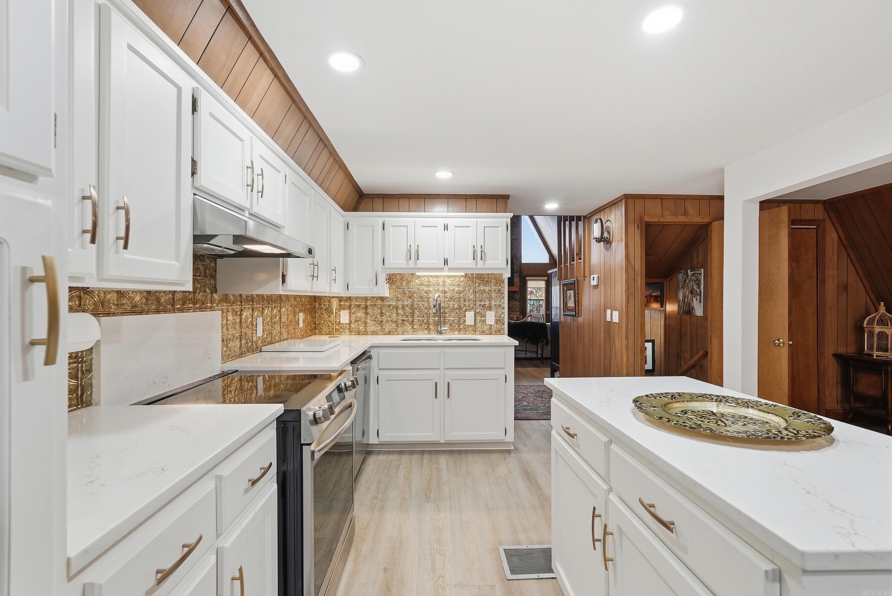 SKYPOINT ESTATES - LAKE - Residential