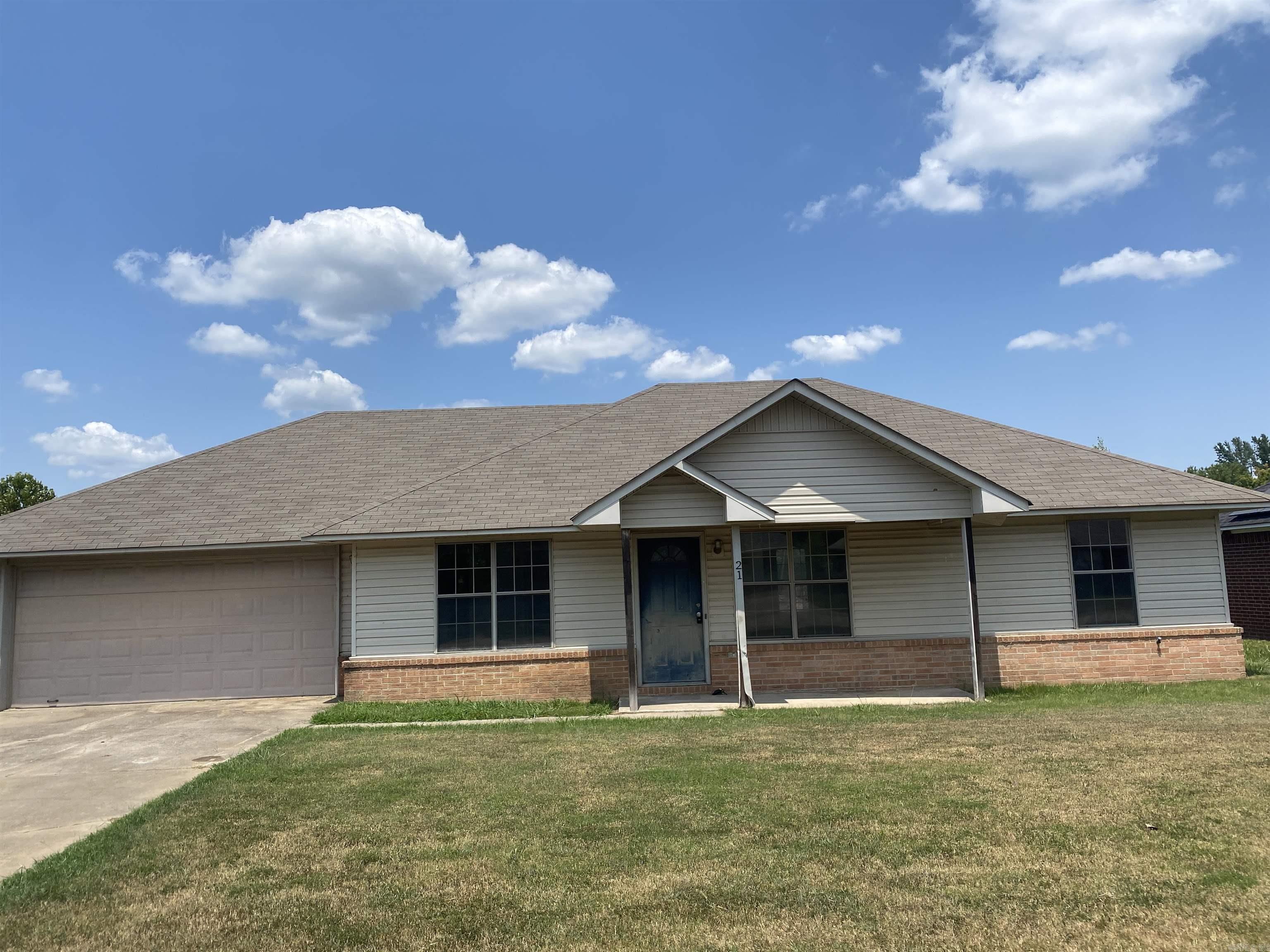Calling all investors! Perfect opportunity to add to your portfolio. Sold "AS IS" agent please see remarks.