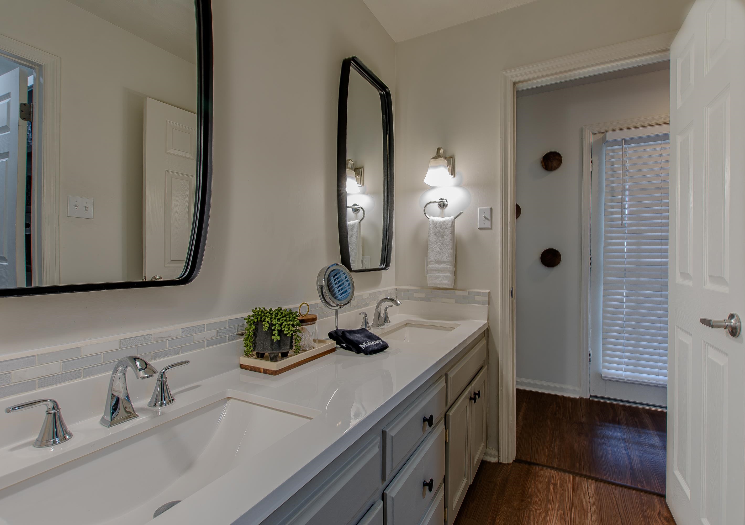 WOODLAND HILLS TO LR - Residential