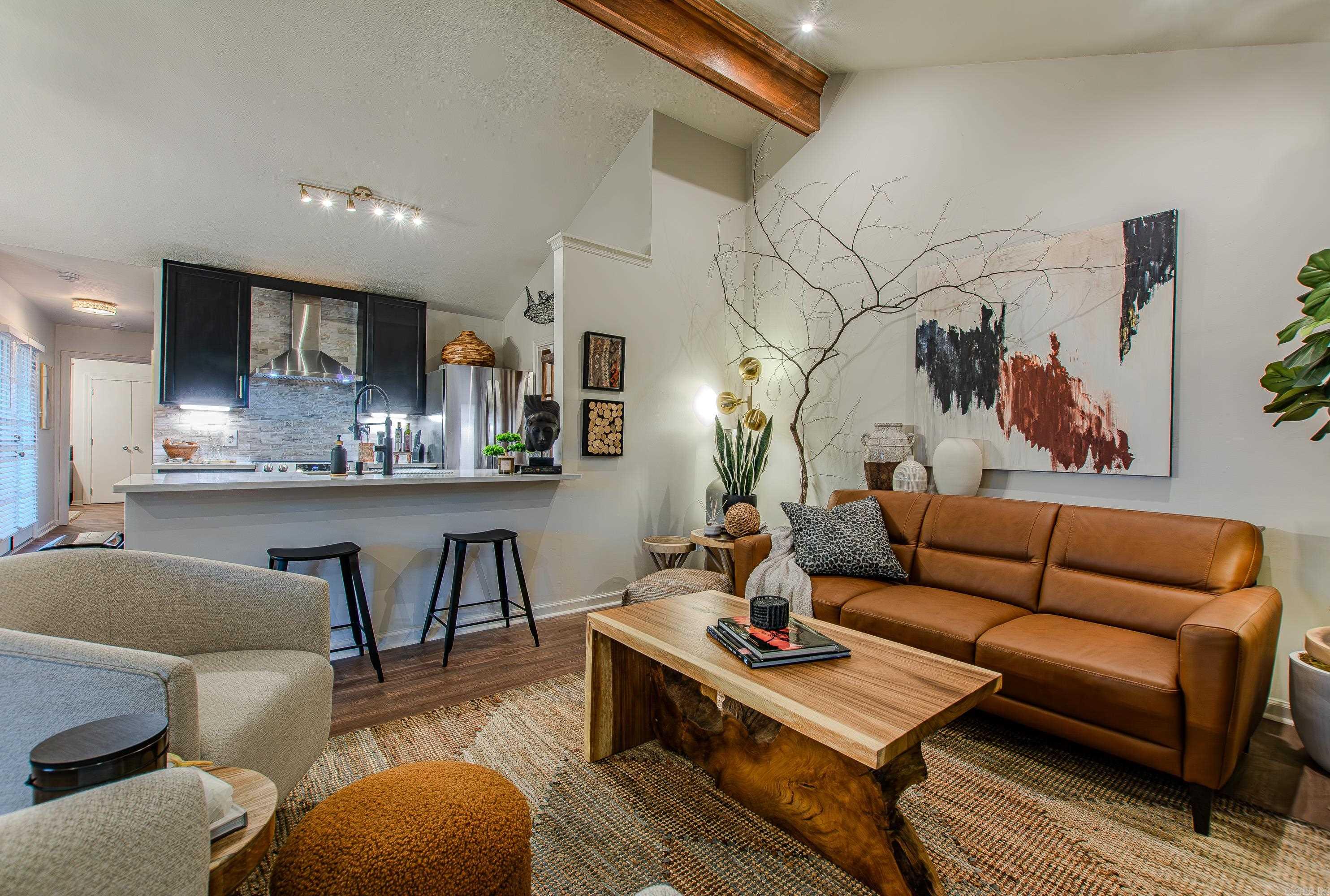 WOODLAND HILLS TO LR - Residential