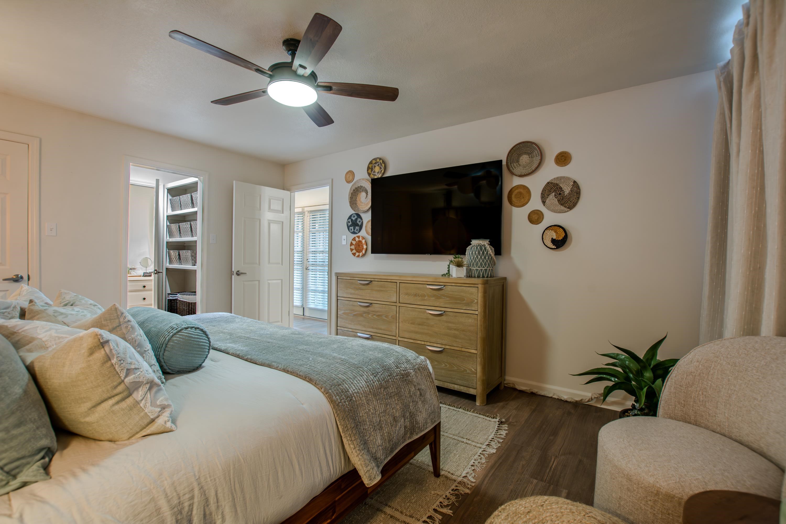 WOODLAND HILLS TO LR - Residential