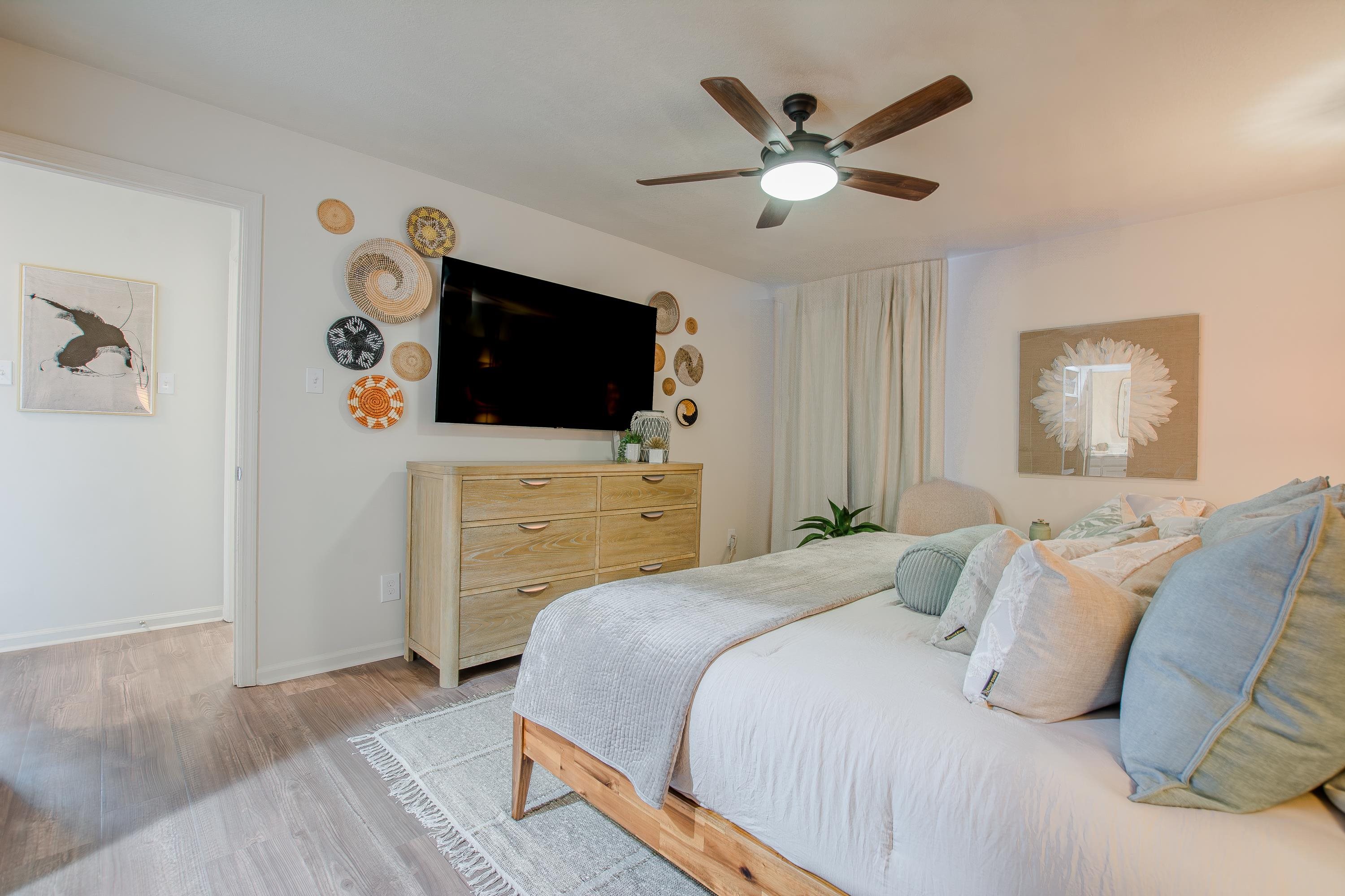 WOODLAND HILLS TO LR - Residential