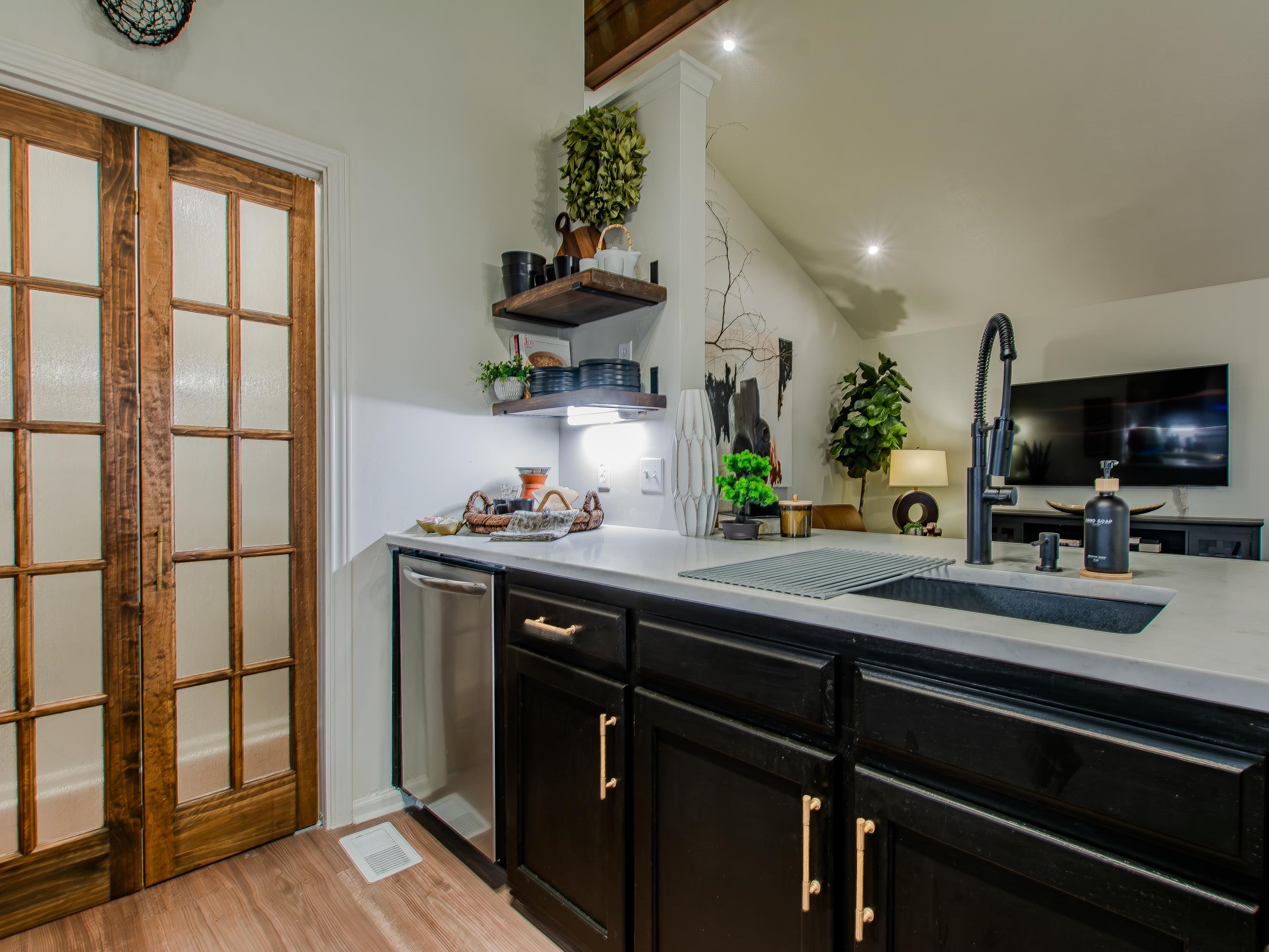 WOODLAND HILLS TO LR - Residential