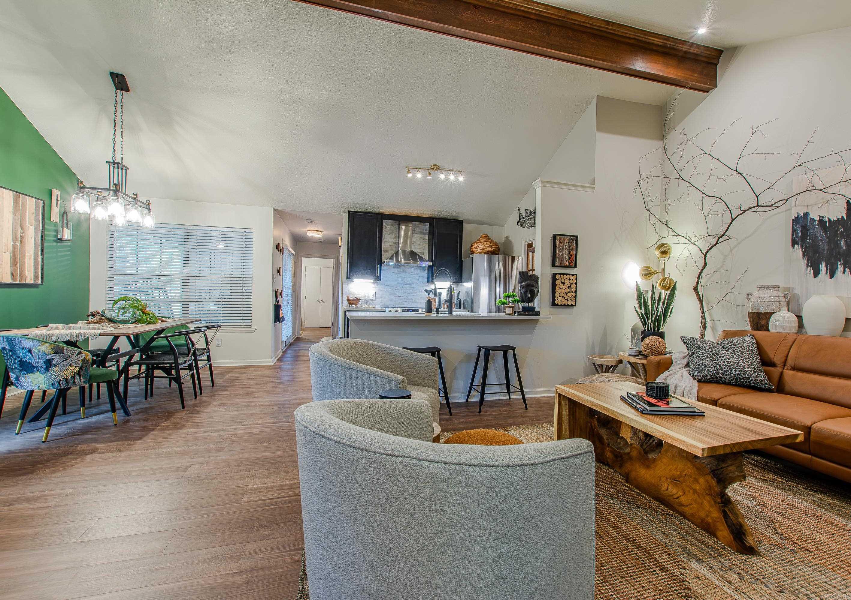 WOODLAND HILLS TO LR - Residential