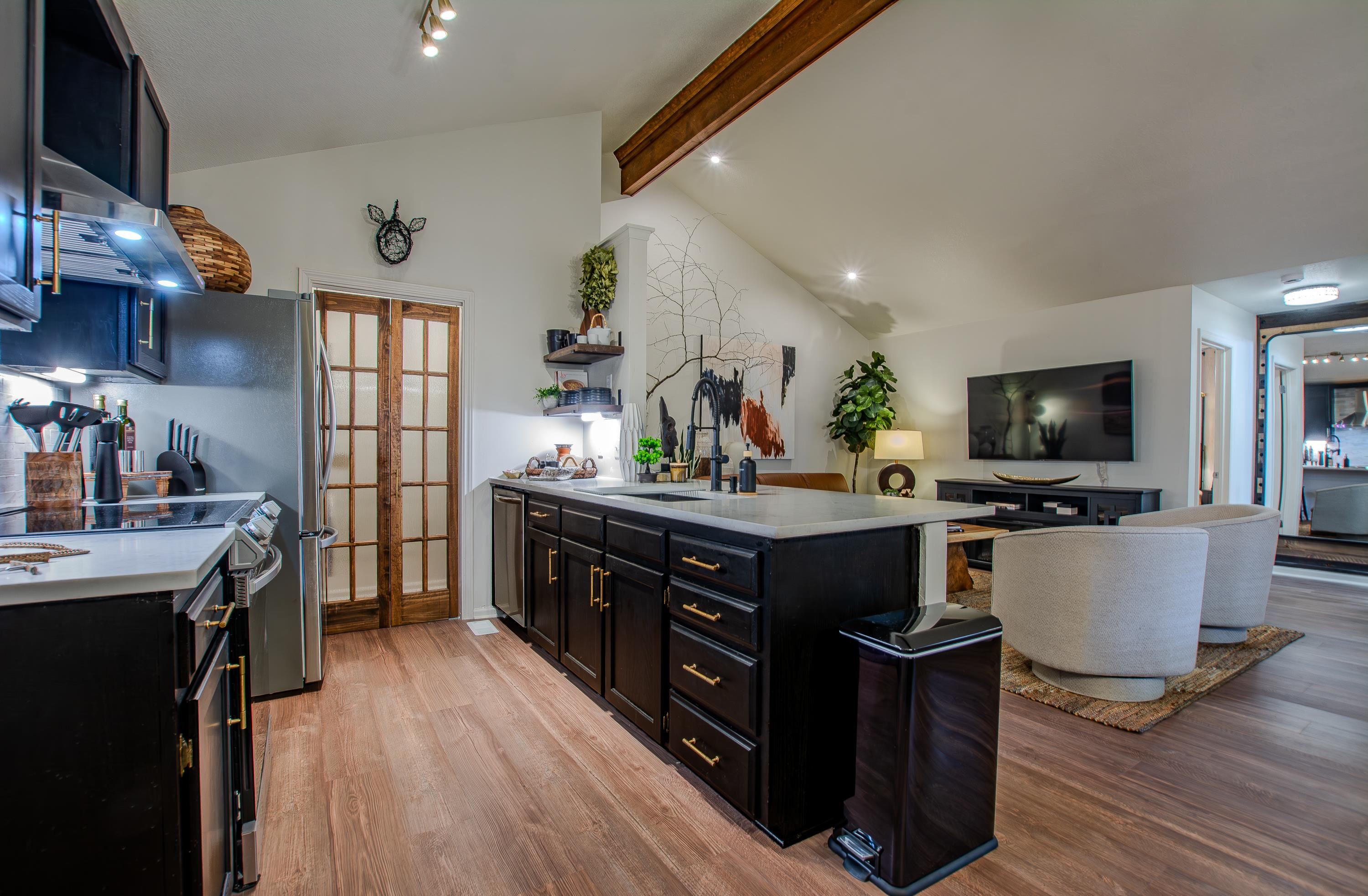 WOODLAND HILLS TO LR - Residential