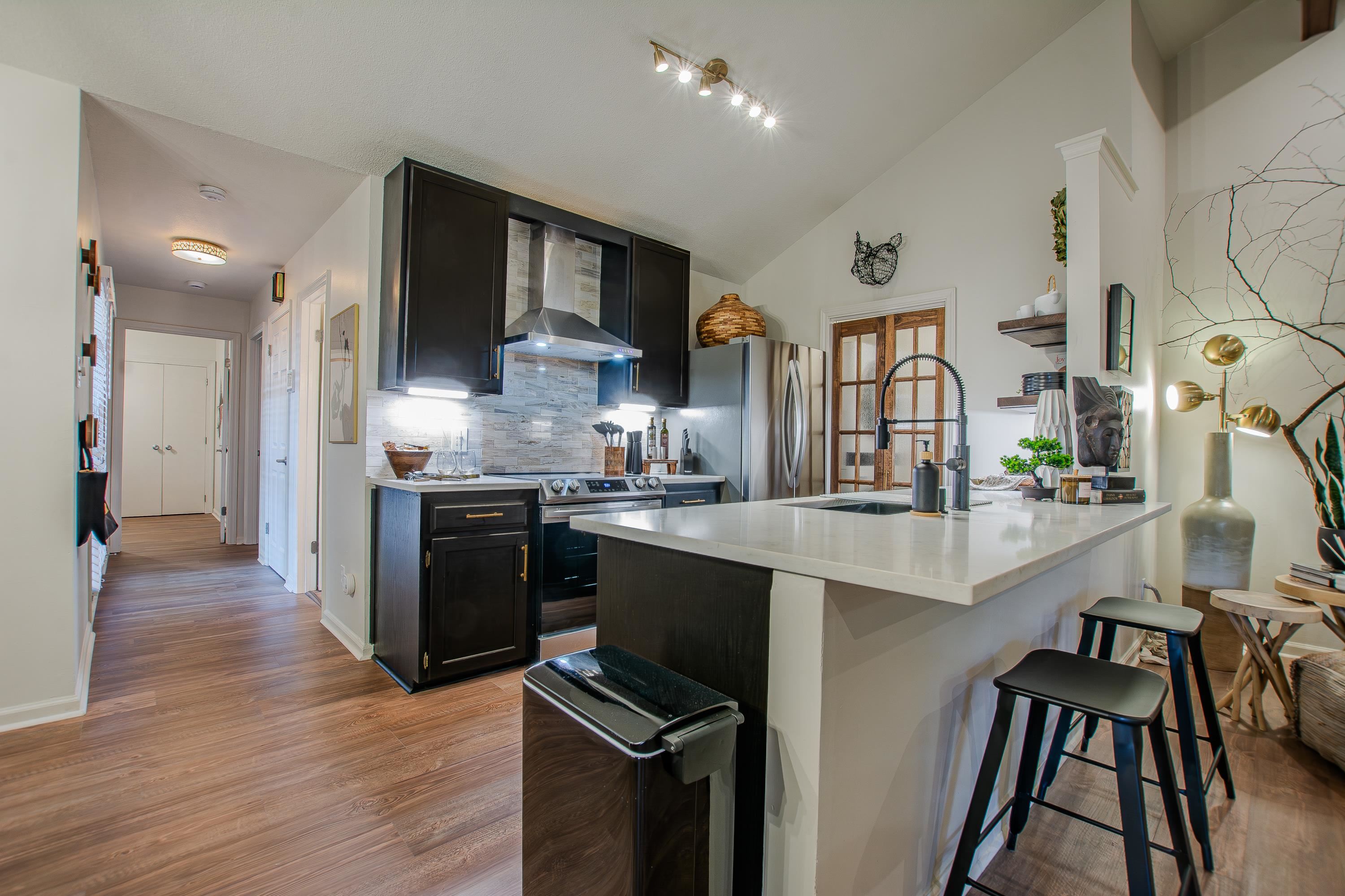 WOODLAND HILLS TO LR - Residential