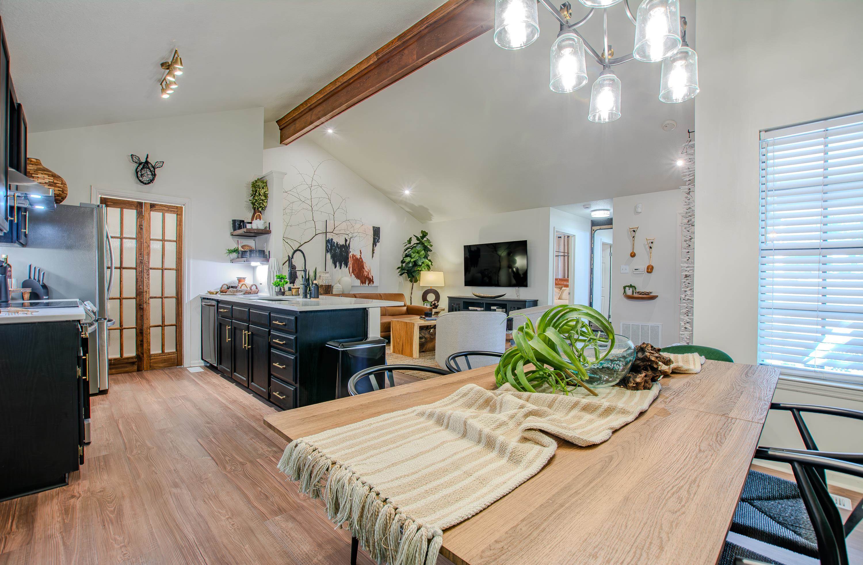 WOODLAND HILLS TO LR - Residential