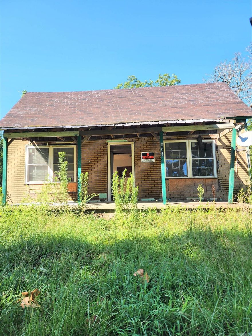 Large lot at the corner of 10th & Elm. Approximately 93' of 10th street frontage. Parking on the side. Original 1940 home (of no value). Within walking distance to Janssen Park & James' Grocery!