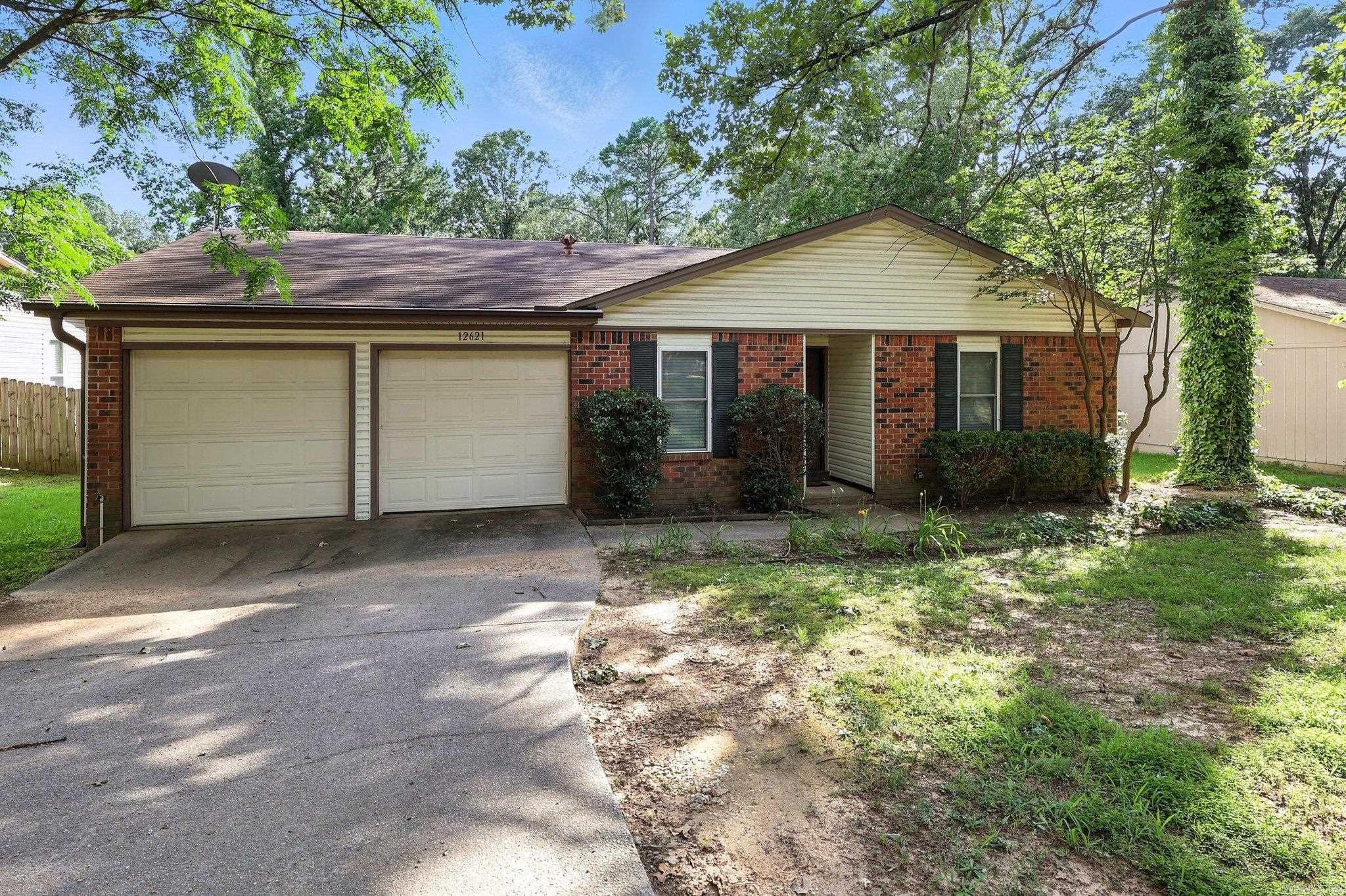 ?? Prime West Little Rock Location! This charming and move-in ready 3 bed, 2 bath home offers approx. 1,366 SQFT of comfort and style. Enjoy a spacious fenced backyard, perfect for pets or play, a covered patio for relaxing evenings, and a 2-car garage. Located just minutes from Walmart, Samās Club, Loweās, and all your daily essentials. Whether you're a first-time buyer or looking to downsize, this home delivers convenience, value, and location in one perfect package! ?? A great home in an ideal spotādonāt miss this one!