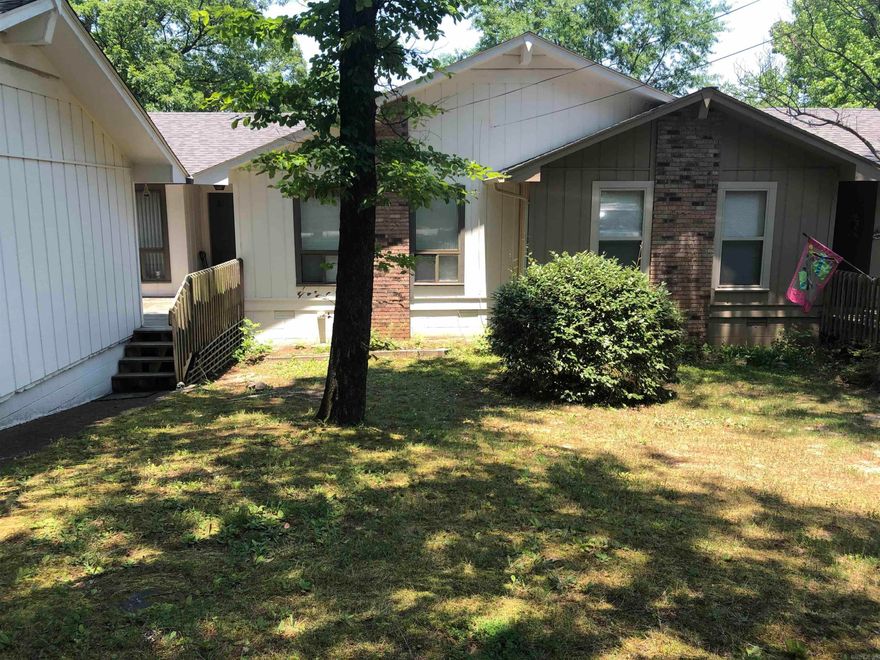 Adorable duplex in the heart of Fairfield Bay.  It is walking distance to downtown events and shopping.