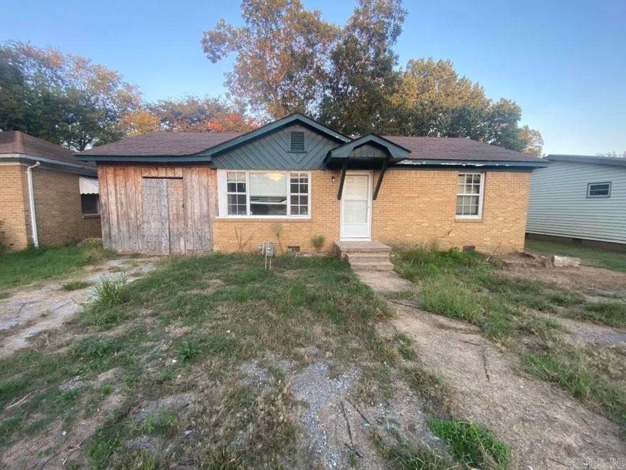 Are you looking for a strong investment before year end? Check out this 3 bedroom, 1 bath home located in a highly visible location in Newport AR. This town could use more rentals available, as well as newly remodeled homes for owners. Featuring low property taxes and a layout with plenty of possibilities, it's an affordable option for buyers looking to build equity.  Current systems/appliances are not guaranteed to work. Seller does not automatically pay typical closing costs for our area. Seller will pay any back taxes, prorate current taxes, and pay up to $150 for deed prep. Any additional fees Buyer requests should be noted on the contract. Home to be sold AS-IS. Agents please read additional remarks.  Utilities are not on.