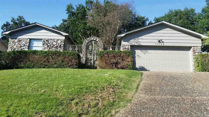 3Bd /2 ba home. Harwood and carpet floor. Ceiling fans and attached garage . Recent updates
