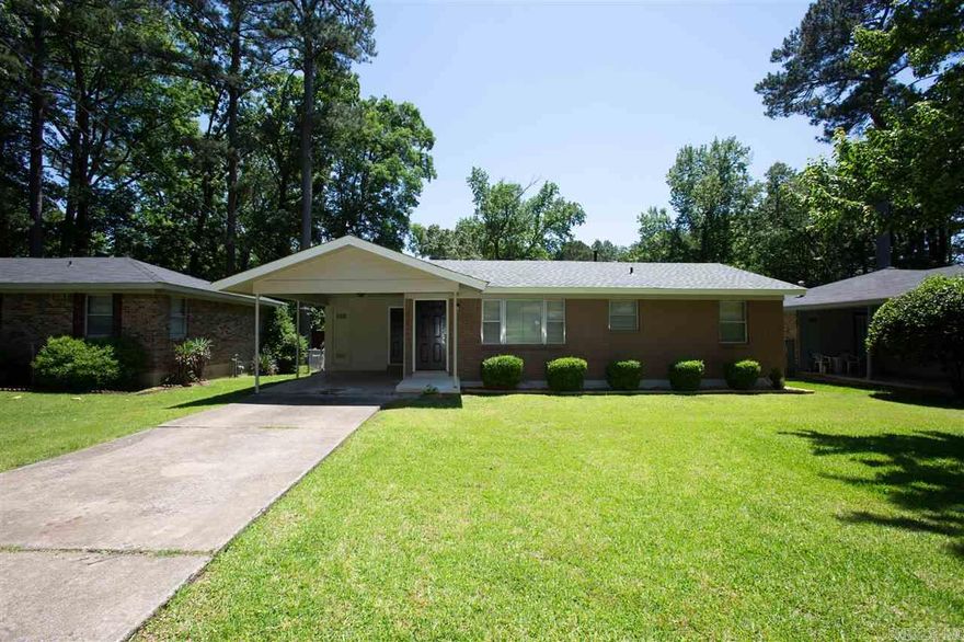 Beautiful Newly Renovated 3bd/ 1ba home in Little Rock ! New kitchen appliances ,with brand new hardwood flooring , new carpet ,and blinds . Big front and backyard !   Come check it out !!