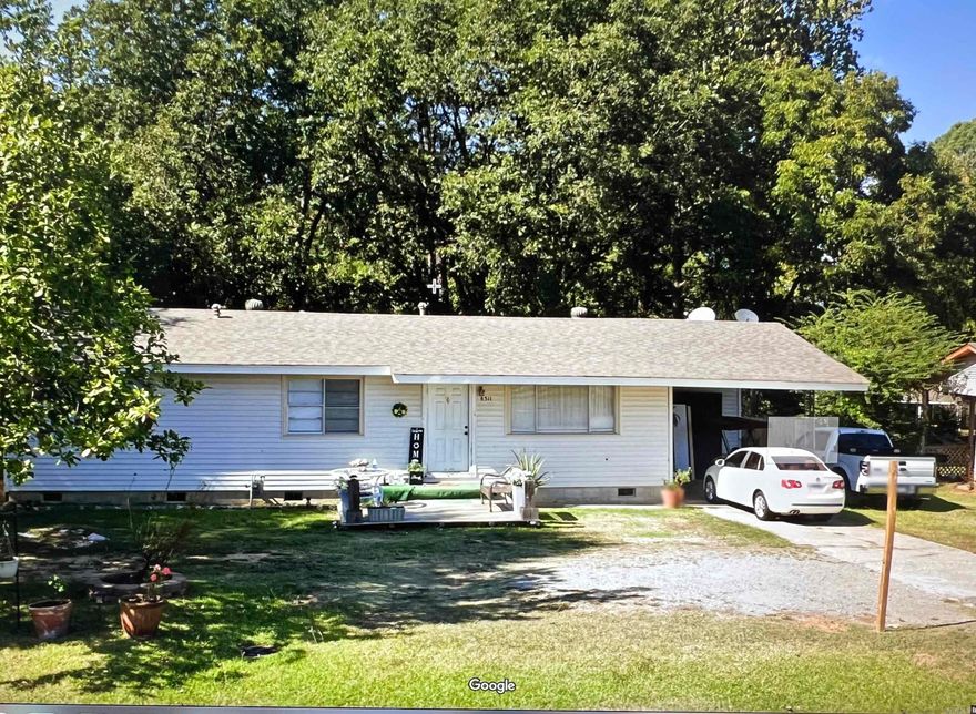 Convenient 3 bed two bath.  Outdoor dogs allowed.