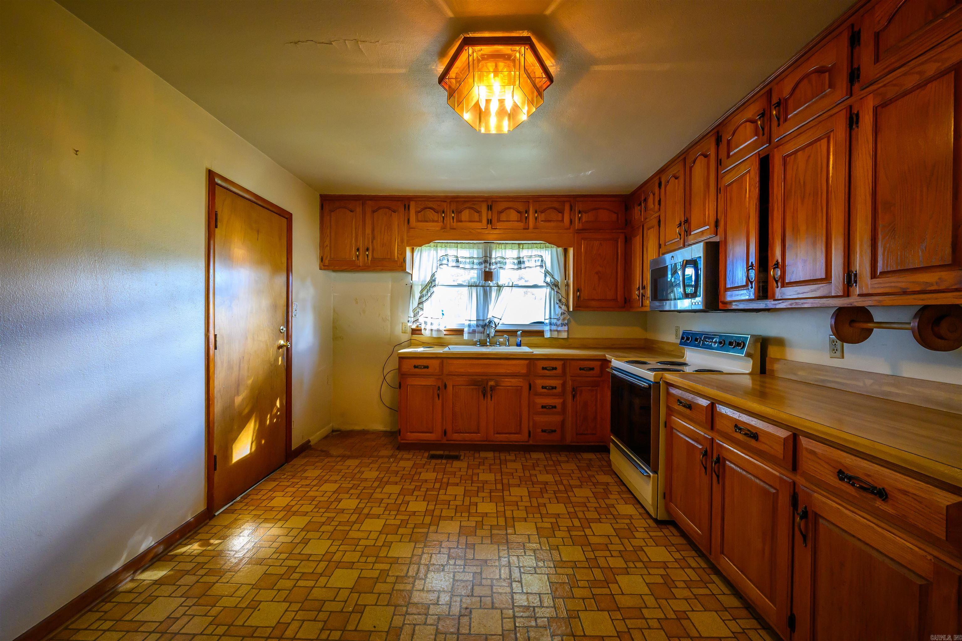 COLLEGE SQUARE - Residential