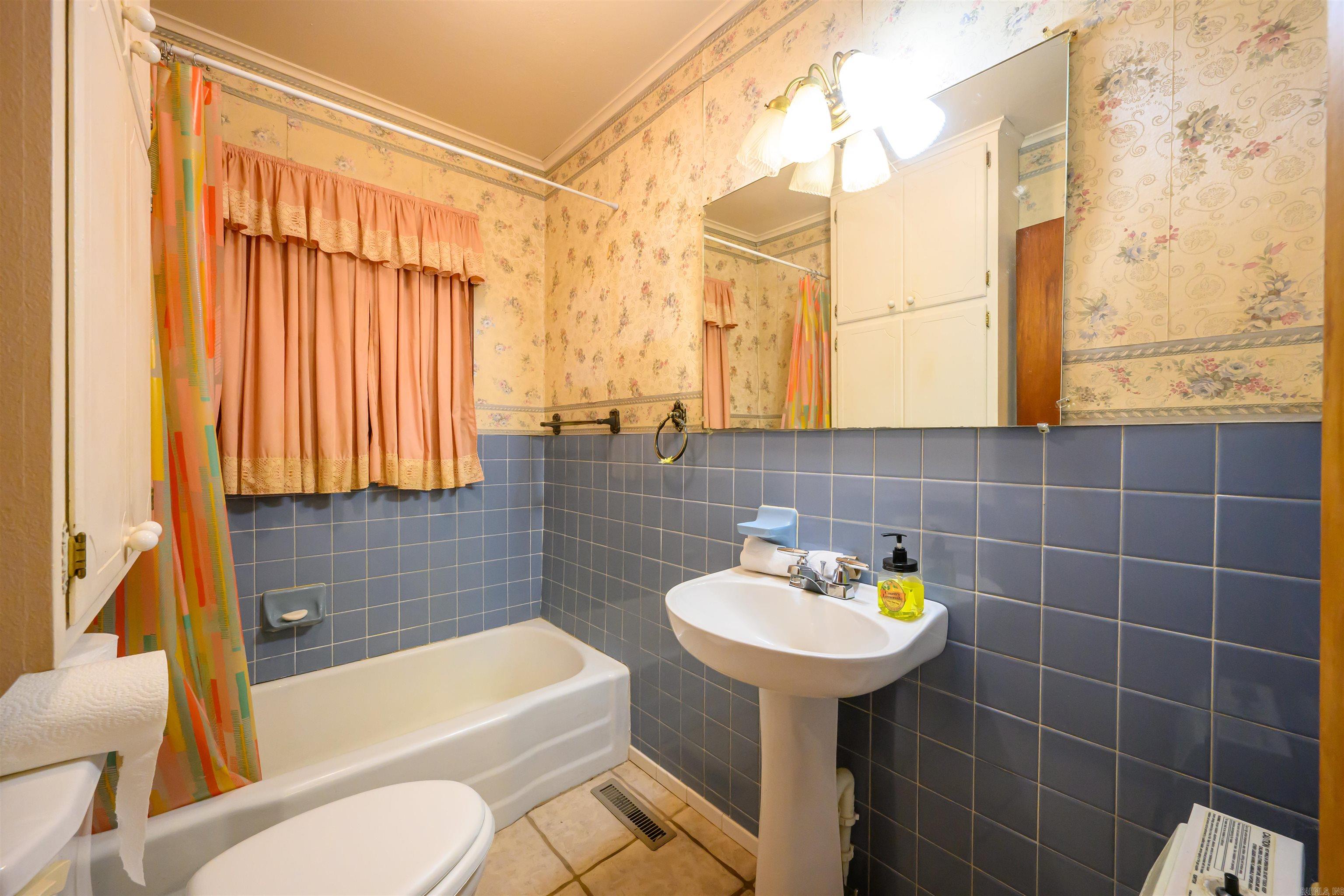 COLLEGE SQUARE - Residential