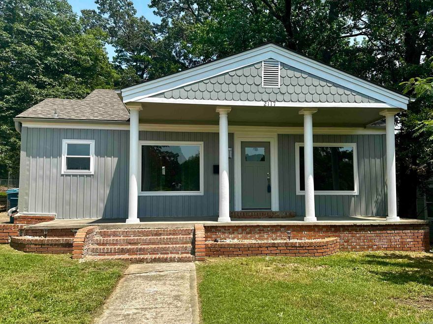 848 Square Feet of Cuteness! This delightful 2 bedroom, 1 bathroom home is ideally situated in the vibrant heart of Little Rock, just a few blocks away from UALR. Whether you're a first-time homeowner or an astute investor, this beautifully updated abode is sure to captivate your attention. Step inside to discover a tastefully updated interior boasting new stainless steel appliances and fixtures. The living room and bedrooms showcase the original polished wood flooring, exuding an inviting warmth, while the kitchen, dining, and laundry areas have been adorned with stunning new flooring. This home is more than just cute – it's a true gem waiting to be cherished. (See Agent Remarks)