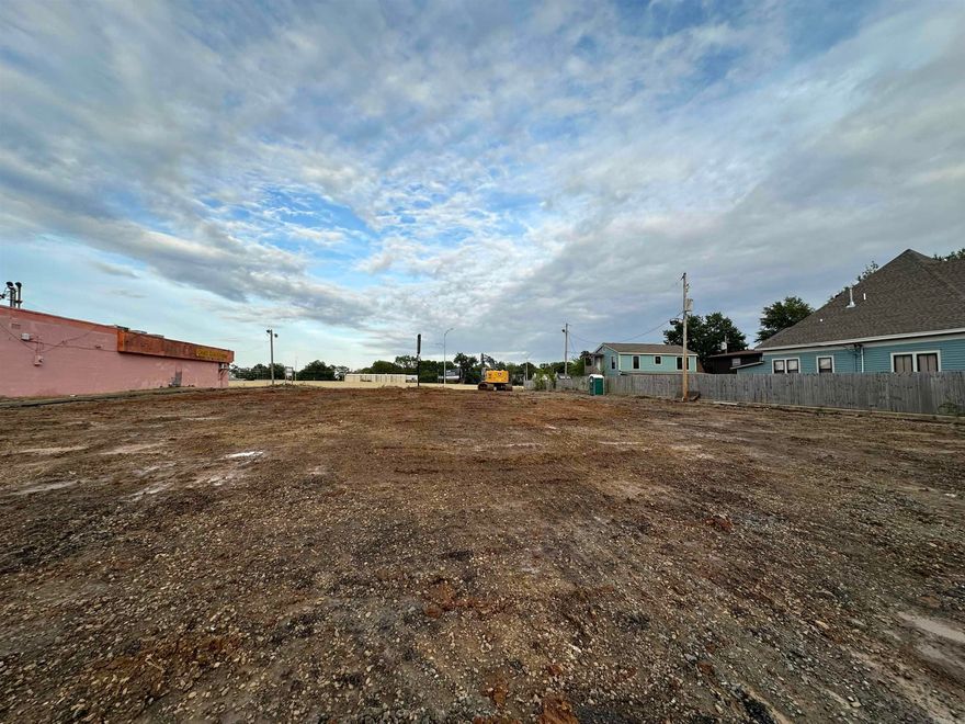 Excellent Visibility and Access off Interstate I-30.  The lot is located on the I-30 frontage side with an estimated 110,000 ADT visibility and easy access off 9th street, which connects to East Village and Downtown. Close proximity to the beautiful MacArthur Park, UALR William H. Bowen School of Law and Arkansas Museum of Fine Arts in Downtown Little Rock. The property will would be a great location for a regional/national retail/restaurant brand, office-retail mixed use building, or multi-family development.