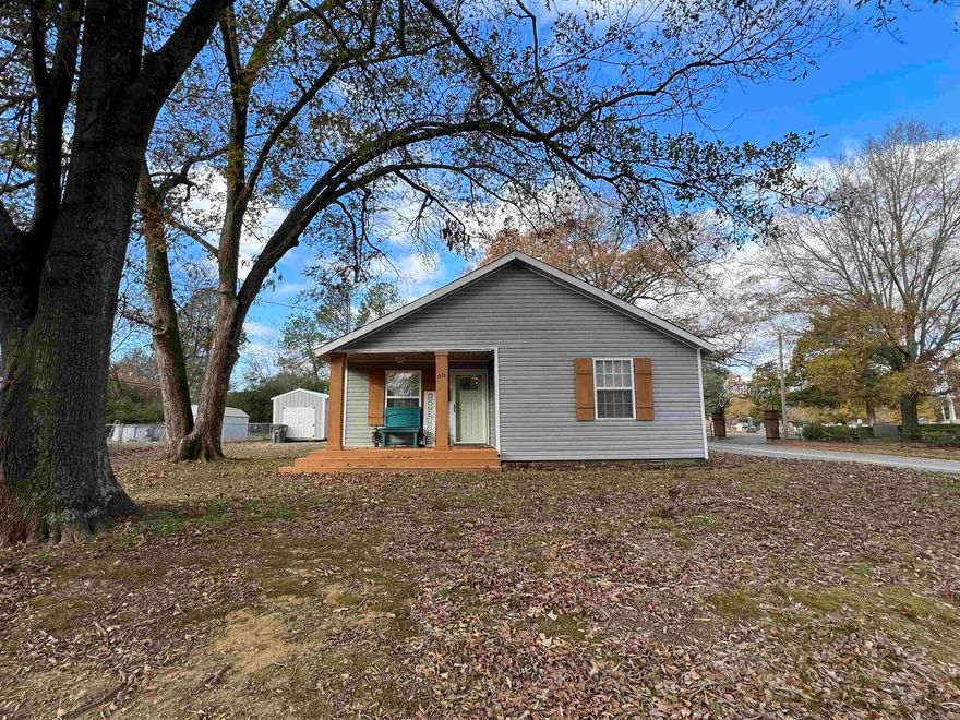This charming little cottage is only a half mile from Harding University and is convenient to all the amenities that Searcy has to offer. The entire home has been beautifully updated. The open floor plan is cozy, yet inviting and provides an excellent opportunity for entertaining a few guests.  Entry from the back door leads into a large laundry room which provides plenty space for additional storage. AT&T Fiber internet is available at this location per the sellers.