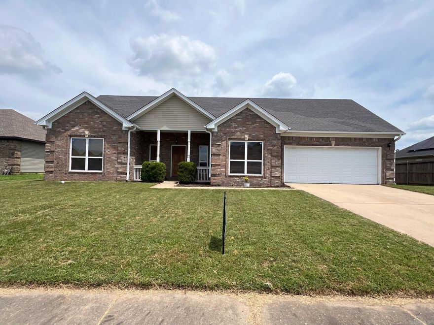 Well-kept & spacious home in beautiful Stone Links!   Features 3BR, 2BA open floor concept with decorator touches throughout.  Master suite is separate. Enjoy all nature has to offer on the screened in porch with a gorgeous view of the green space in backyard!