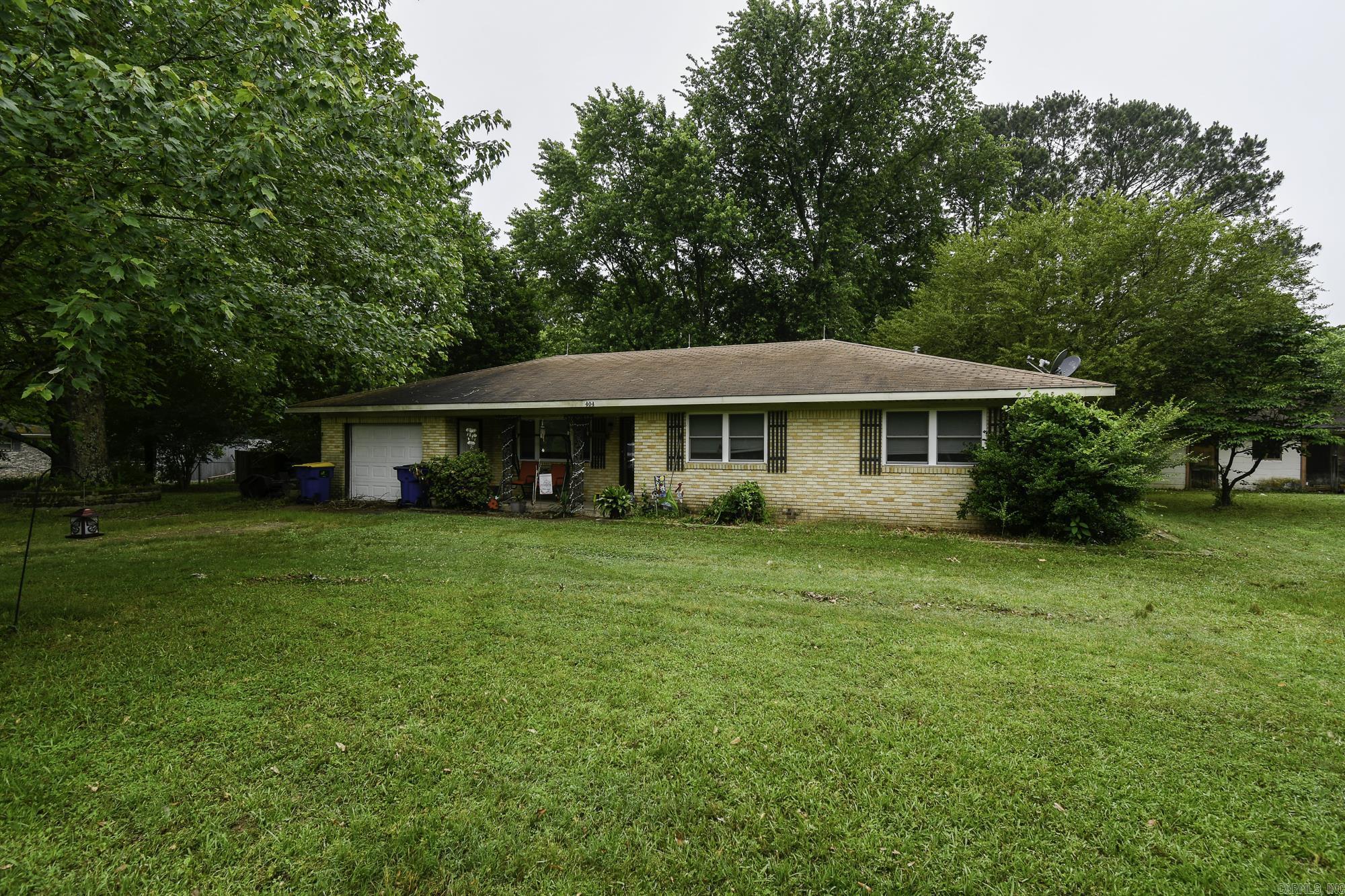 Great Commercial Potential! Zoned C-2 House is currently rented but no lease. This property has 253 foot of Hwy 89 road frontage. Corner lot. Great property with high traffic count. Possibly great for a restaurant!