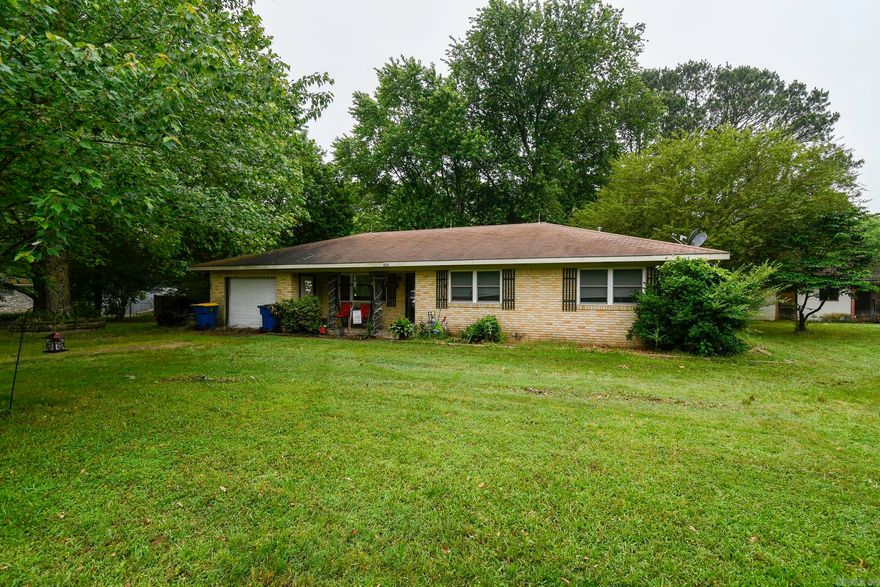 Great Commercial Potential! Zoned C-2 House is currently rented but no lease. This property has 253 foot of Hwy 89 road frontage. Corner lot. Great property with high traffic count. Possibly great for a restaurant!