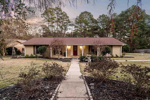 Photo of 501 Woodview Dr Dr, El Dorado, AR 71730 (MLS # 26003780)