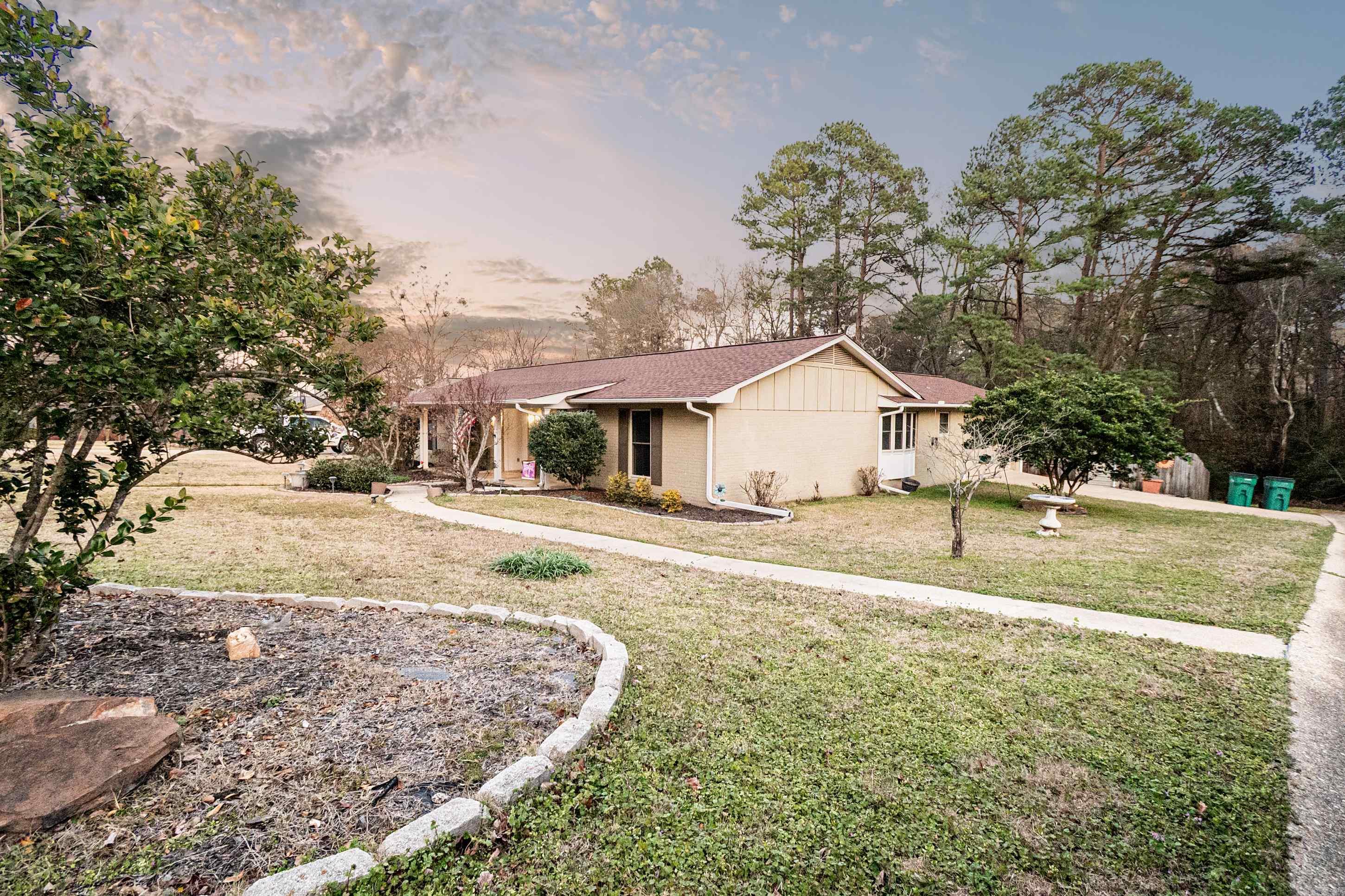 WOODLAND HILLS - Residential