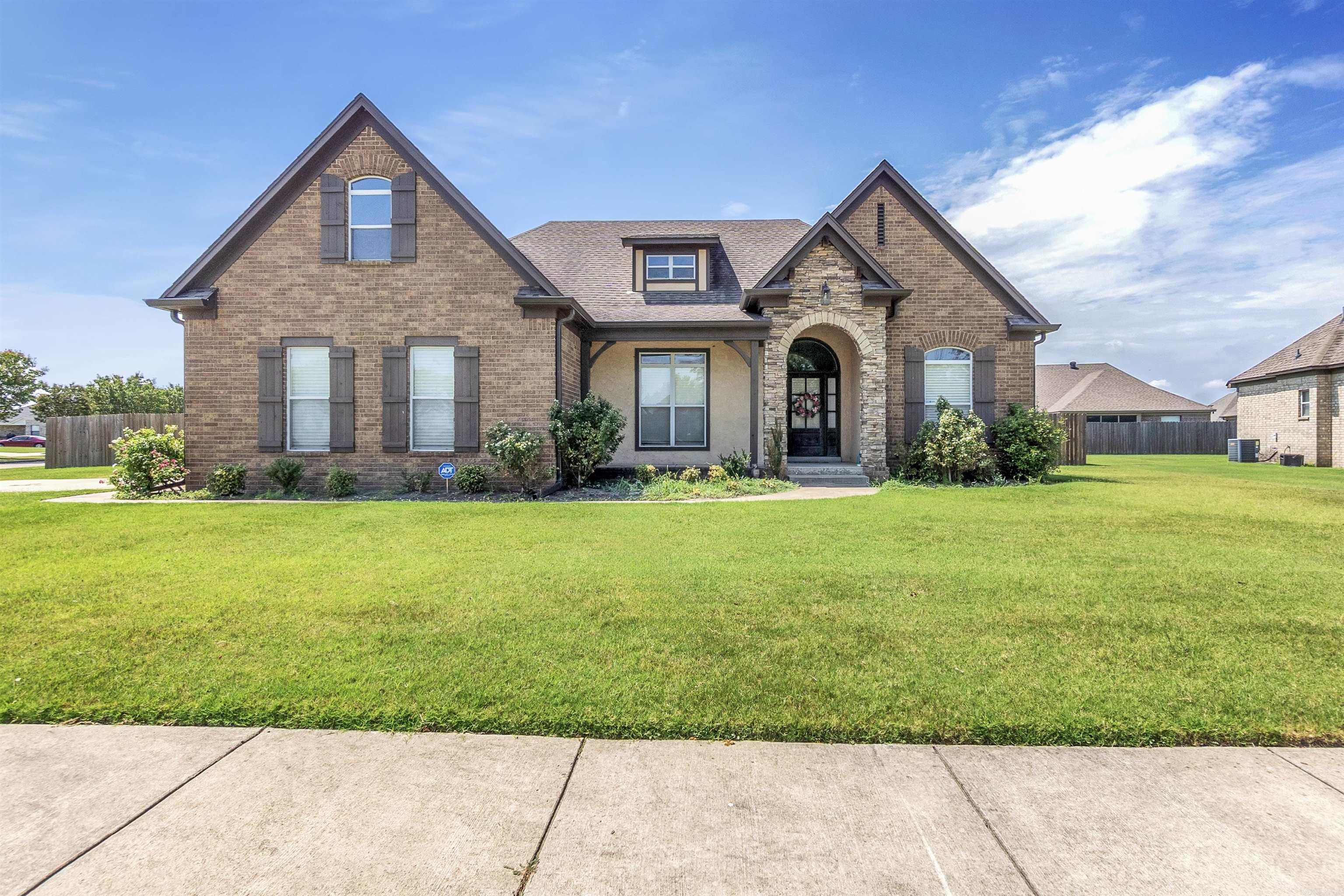 AGENT/OWNER Well maintained 3 Bedroom 2 Bathroom home featuring an open floor plan, screened in patio w/outdoor kitchen and large fenced in backyard! Upstairs unfinished bonus room framed for completion. This home is a must see!