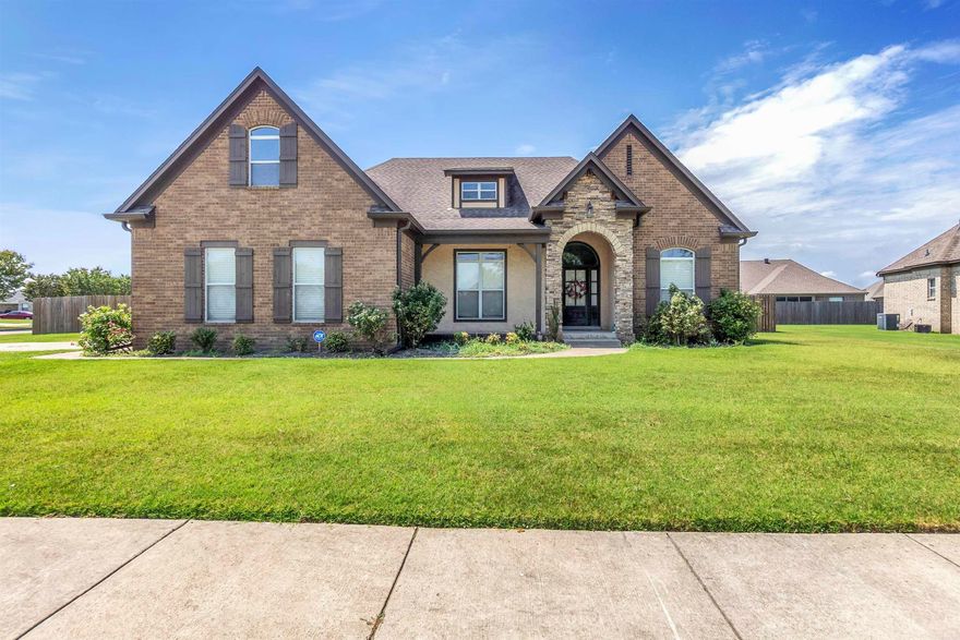 AGENT/OWNER  Well maintained 3 Bedroom 2 Bathroom home featuring an open floor plan, screened in patio w/outdoor kitchen and large fenced in backyard! Upstairs unfinished bonus room framed for completion. This home is a must see!