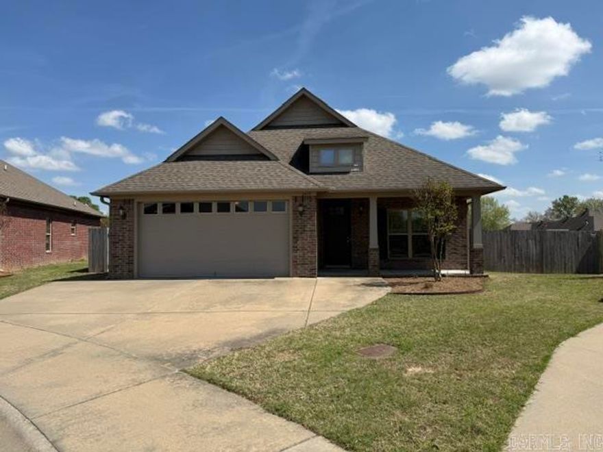 3 BEDROOM 2 BATH HOME IN NAHLEN COVE SUBDIVISION. CUSTOM CABINETS, GRANITE COUNTER TOPS THROUGHOUT. WOOD BLINDS THROUGHOUT. OPEN FLOOR PLAN. LARGE PRIMARY BATH AND CLOSET. GUEST ROOMS ARE SEPERATE FROM PRIMARY. FULLY FENCED BACK YARD.