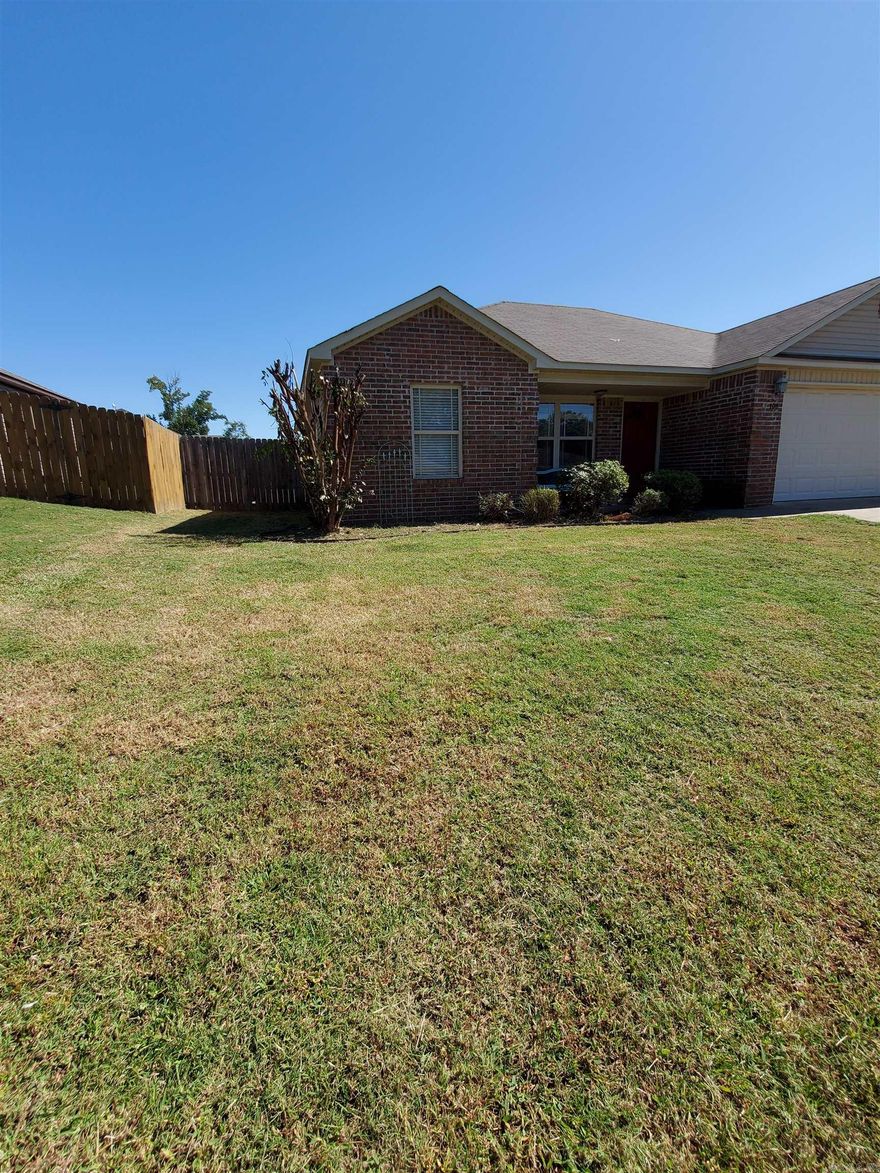 QUALIFIES FOR 100% FINANCING!  Are you ready for a great home in a great town?  This is it!  Open floor plan, split bedrooms (Master suite on one side and 2 bedrooms on the other); fenced back yard, this home has it all.  This adorable home would make a perfect starter home or great investment.