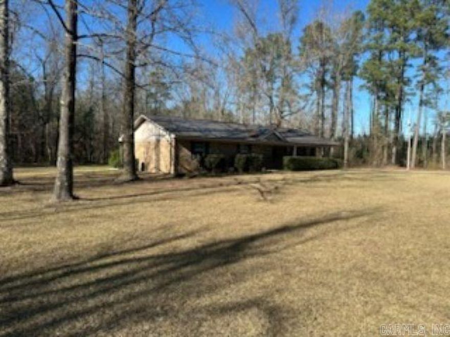 Cute, brick home with a shop sitting on 1.5 acres! This home is waiting for you to come and add your own touches!!
