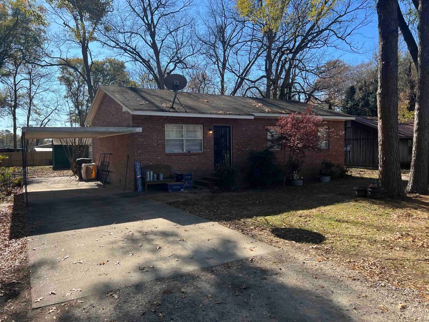 Welcome to the market 105 Donna Dr. Take a look at this move in ready 3 bedroom/1 bath home in Lepanto, AR. Located on a quiet, peaceful street and situated on a shaded lot with a great sized back yard. The home is all brick and built to last with many recent interior improvements. This property would make a great starter home or investment property. Call your favorite realtor today to schedule a showing.