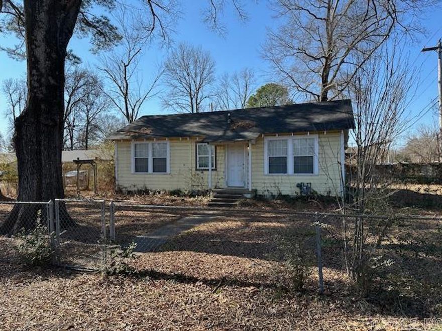 OLDER HOME ON CORNER LOT, 2 BEDROOMS, GREAT RENTAL OR FIRST TIME HOME. AGENTS SEE REMARKS