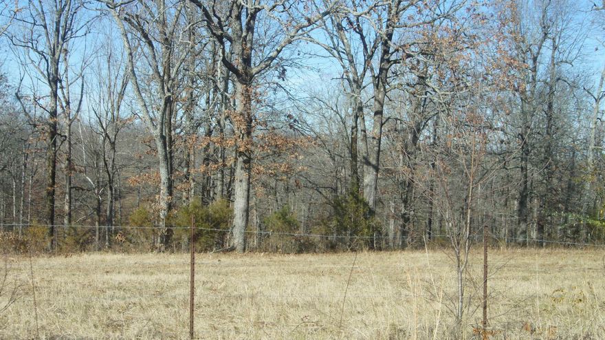 Ozarks hunting/recreational acreage for sale in Sharp County Arkansas! This beautiful acreage in Highland, Arkansas is already equipped with a deer stand for hunting season! A nice small lake and plenty of large, mature oak trees are on this property. There is approximately 200' of road frontage and electricity and water are available.