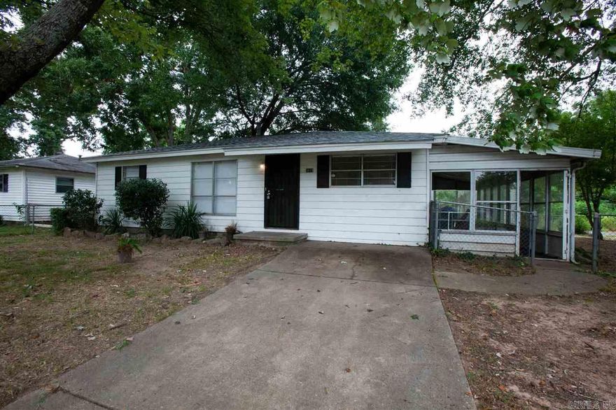 Cute 4bd/2ba in Little Rock in a quiet neighborhood that is waiting for you to call home! Living room leads to a separate dining room that is perfect for entertaining guests. Nice size yard perfect for anyone with kids or pets. This property is managed by Hoffman Team so beware of scammers - we will never ask you to Cashapp us money. The lease for this property is for 2 years with a 3% increase after the first year. Income must be 3x the amount of rent. This property does not accept section 8.