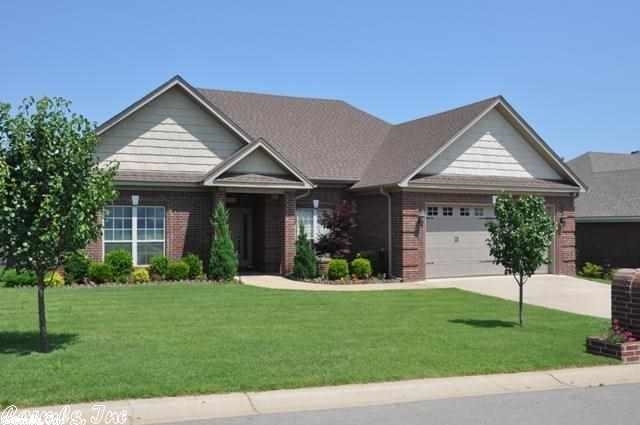 Located just minutes from the freeway and in between Benton and Bryant. Home has hardwood floors, granite counter tops, stainless appliances, tile in wet areas and marble counters in bathrooms. Split floor plan, a large fenced in yard, and an over sized garage. Second living area that's located off the kitchen is great for entertaining. Schedule a showing today!