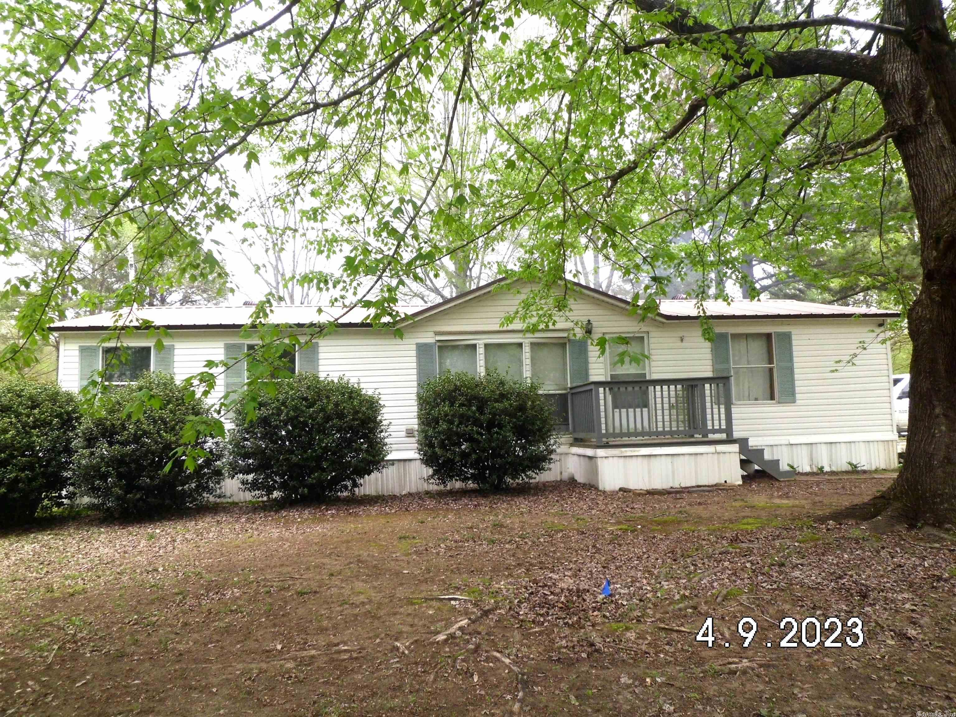 Located just across the street from the world famous Little Red River, this triple wide 1998 mobile has 3 bedroom & 2 full bathrooms. Fresh paint, new countertops, and new floor coverings are a few of the updates. There is plenty of outside storage for all your fishing needs. This property would make a great river retreat or full time residence. This home resides in the Rainbow Island neighborhood with world class freshwater fishing for rainbow & brown trout right down the road.