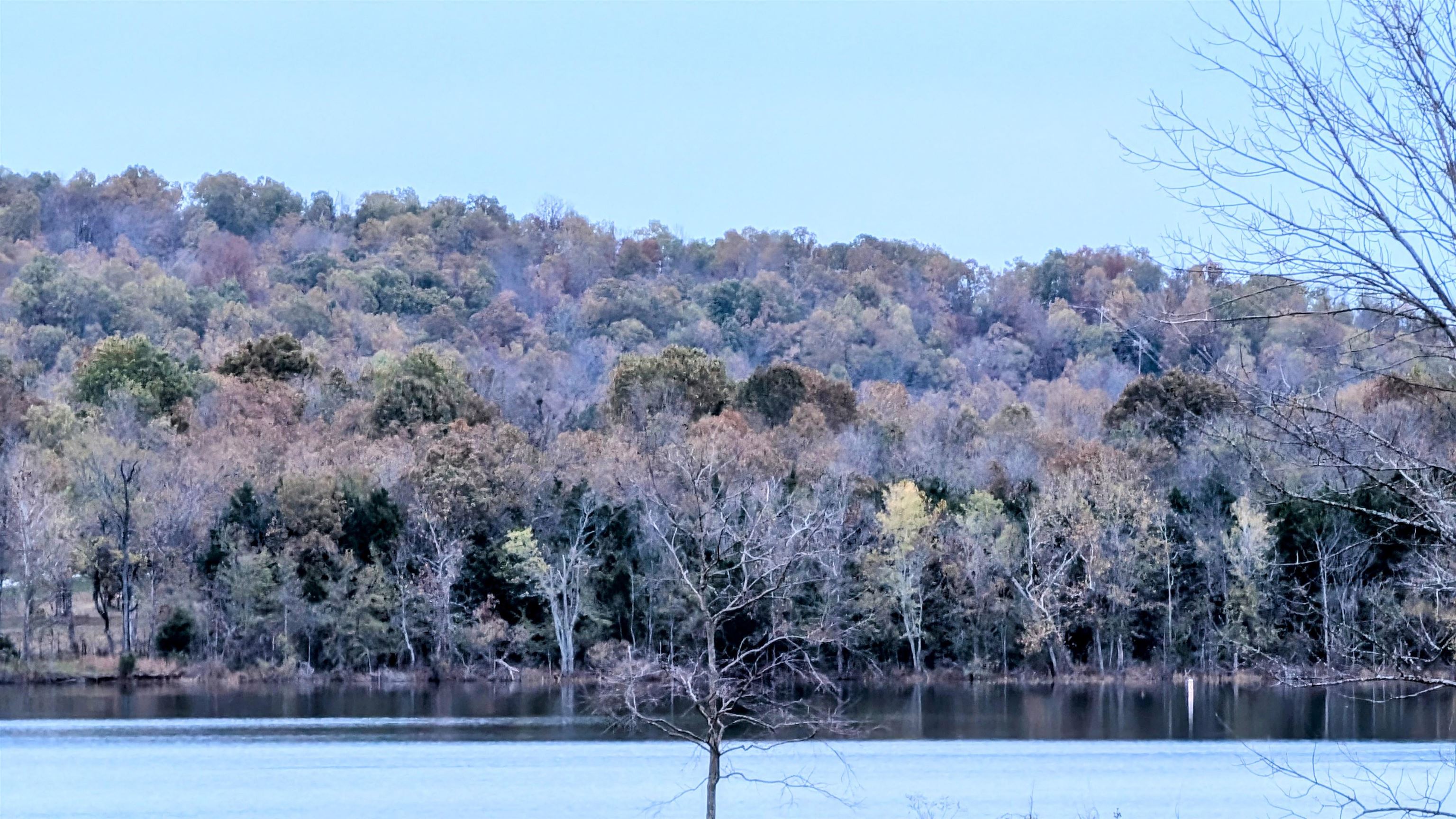 Beautiful tract of wooded land right on Crown Lake. Over one acre to place your new waterfront homestead. Perfect place for a dream home. OFairly level lot, slight slope to water. City water and NAEC electricity at the road, Fiber Optic internet available through power company. Don't miss this opportunity. Horseshoe Bend includes amenities such as golf course, muncipal airport, horse shoe pits, library, and a few other lakes great for fishing.