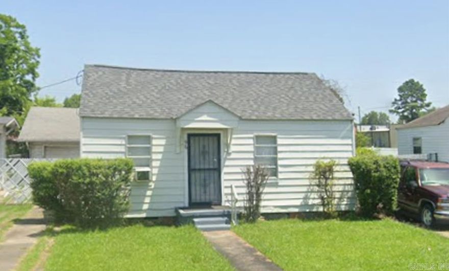 Investment opportunity on the north side; sweat equity required. Call today to learn more about this great opportunity.