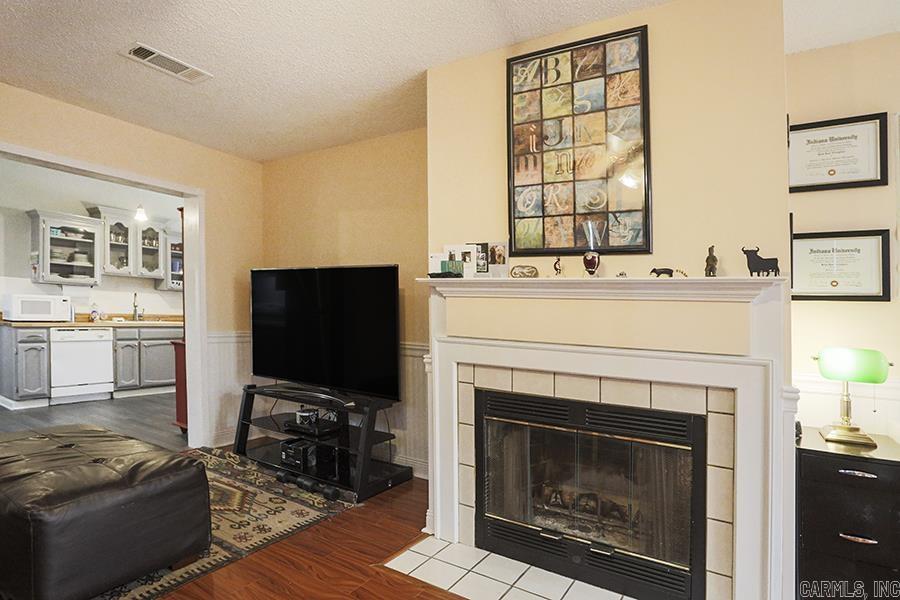 WOODLAND HILLS TO LR - Residential