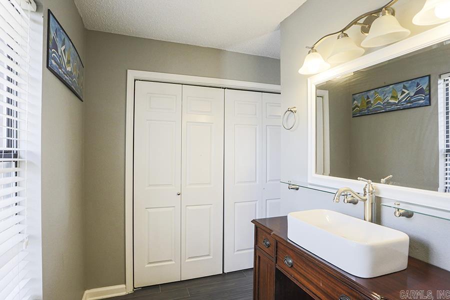 WOODLAND HILLS TO LR - Residential