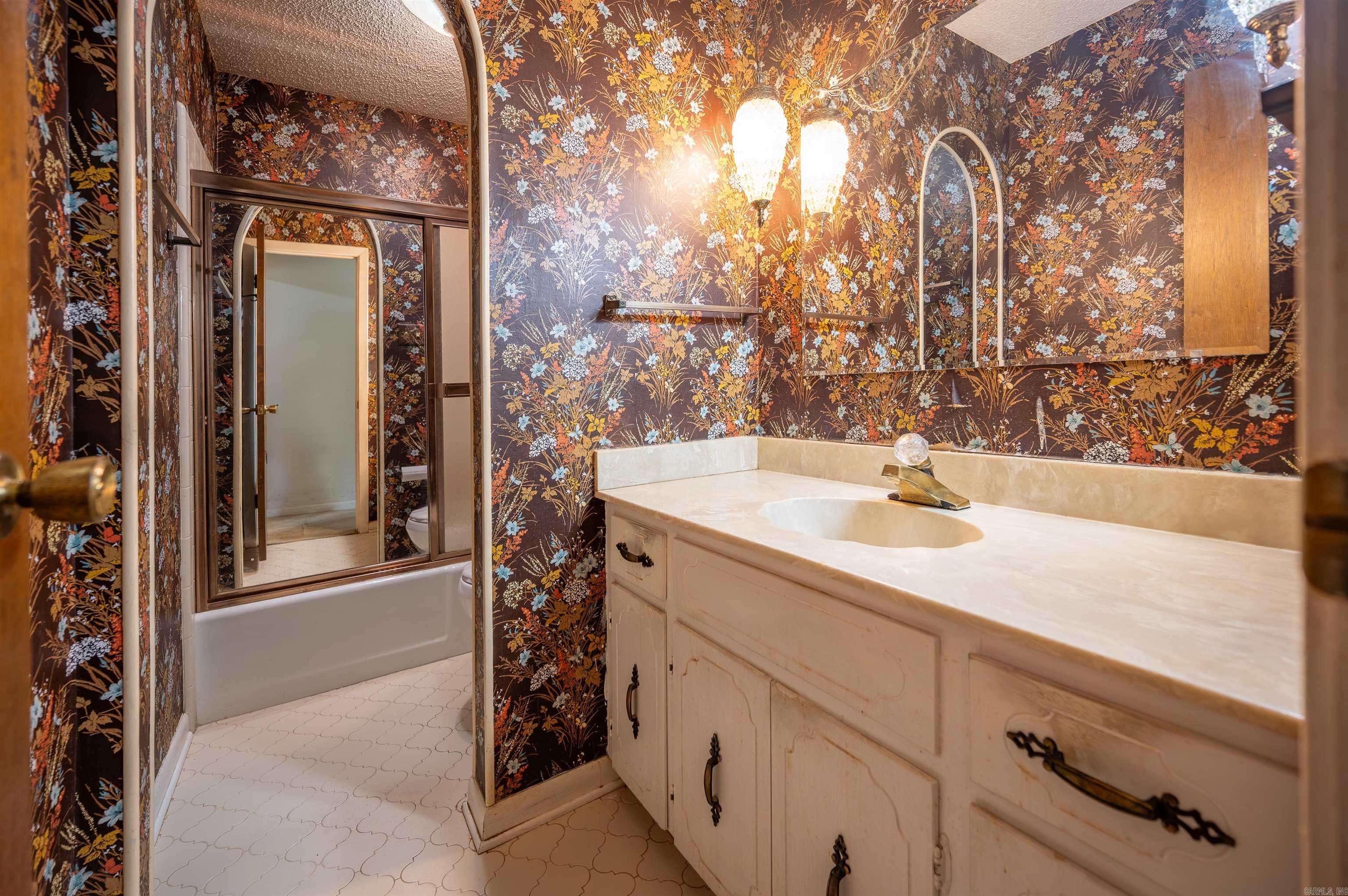 TWIN LAKES - Residential