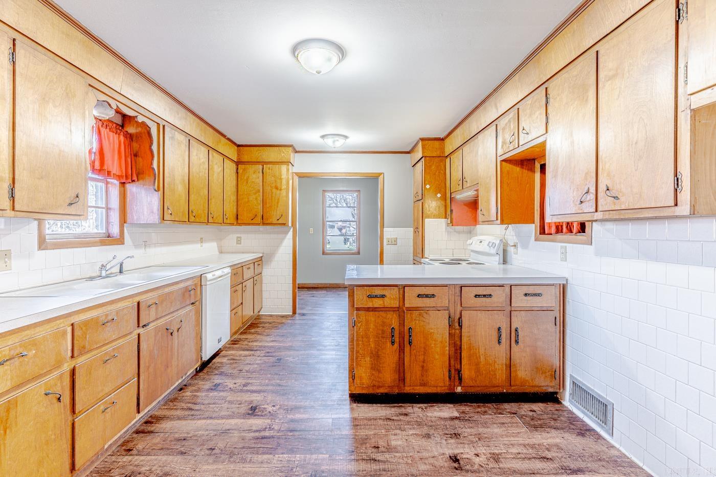 REPLAT E1/2 LOT 5 COBB & LEE - Residential