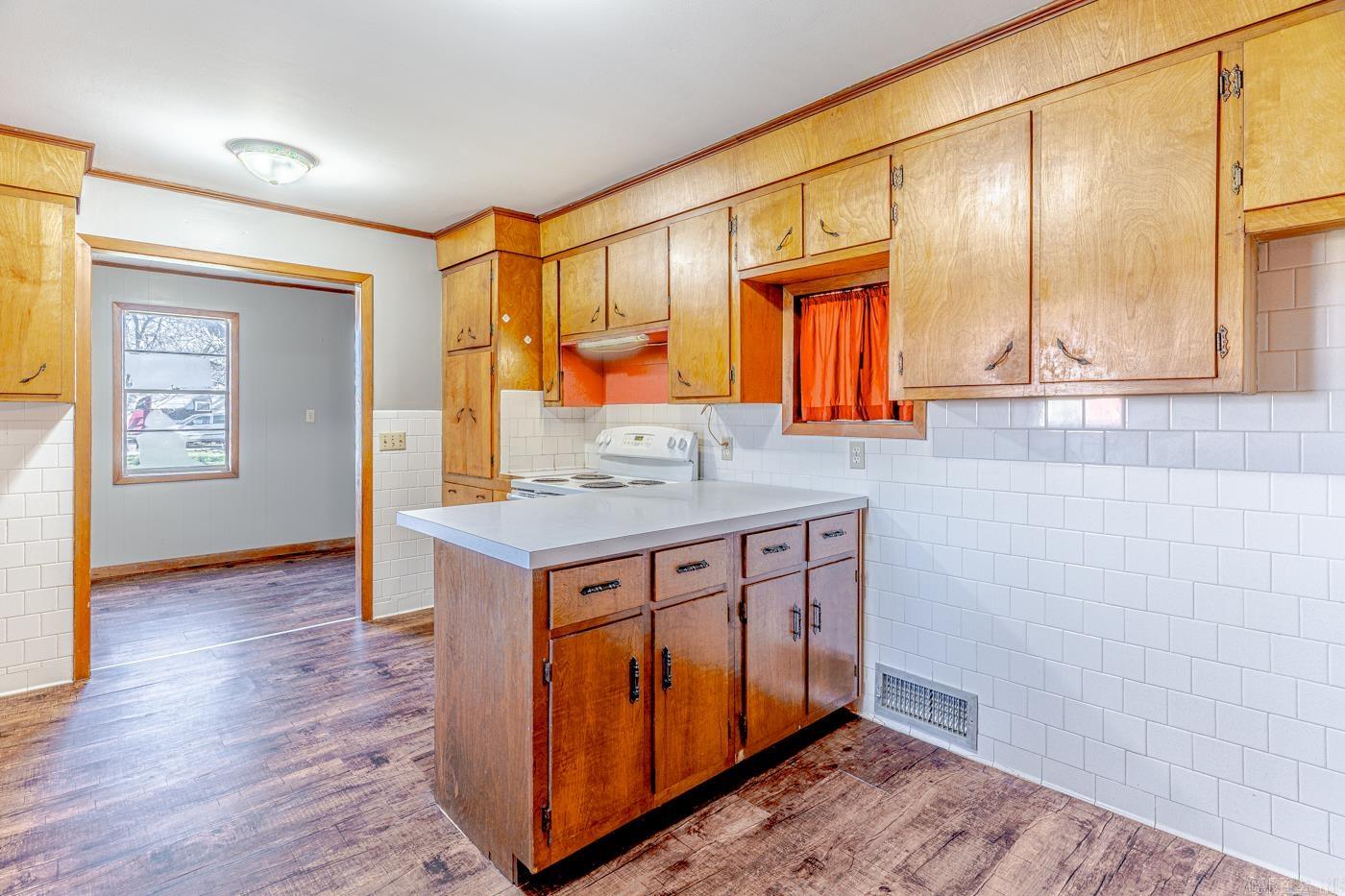 REPLAT E1/2 LOT 5 COBB & LEE - Residential