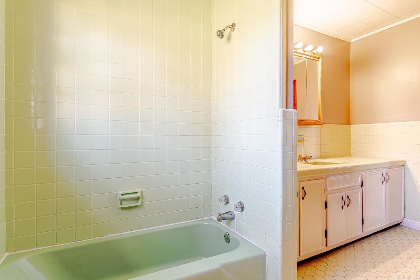 REPLAT E1/2 LOT 5 COBB & LEE - Residential