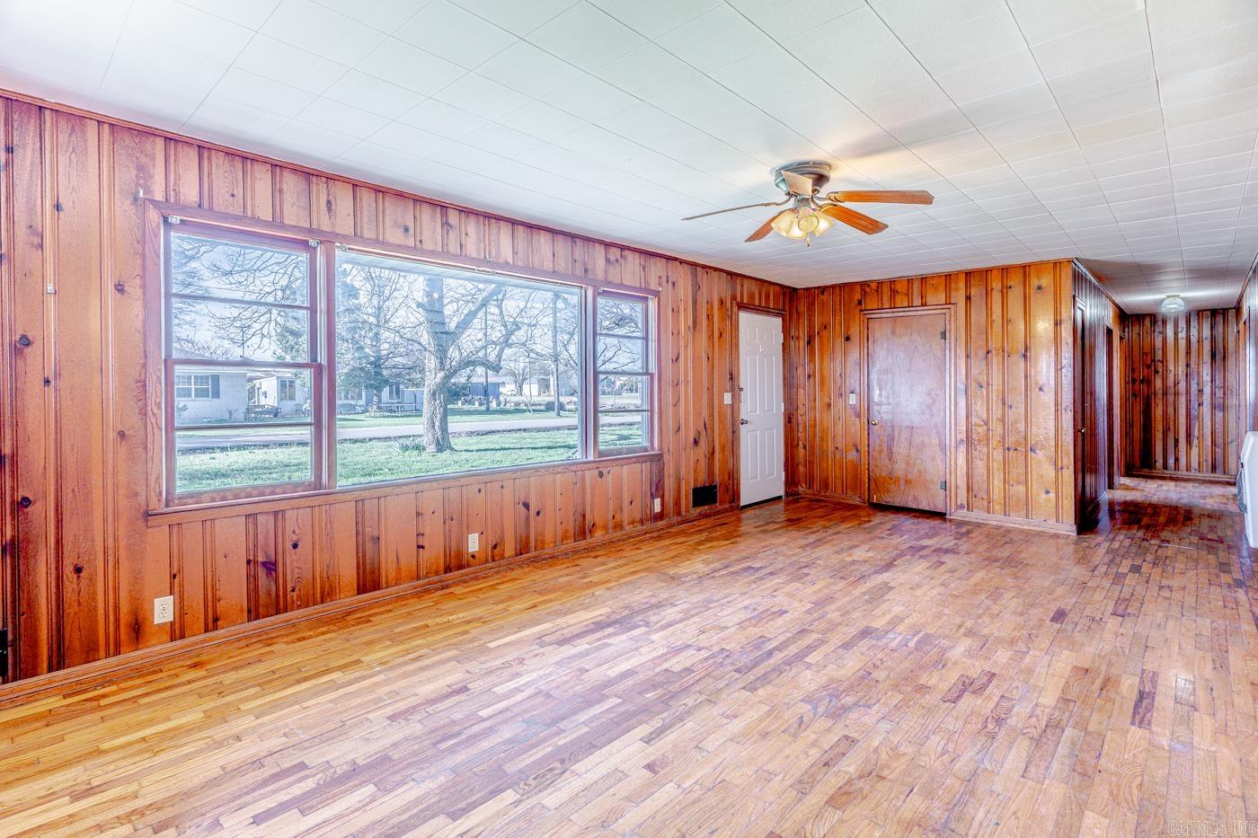 REPLAT E1/2 LOT 5 COBB & LEE - Residential